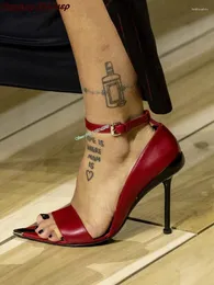 700 tacchi sexy sandali rossi alti puntati punta di punta aperta con fibbia tallone a spillo alla fibbia estiva di moda estate passerella vera lee in pelle scarpe da donna 696