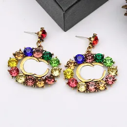 Charm Ear Stud Cuping Eardrop Kadın Marka Mektubu 18K Altın Kaplama Renkli Kristal Rhinestone Küpe Düğün Moda Tasarımcısı Takı Aksesuarları