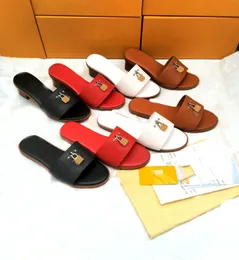 1-Slippe designer läder damer sandaler sommaren platt skor mode strand kvinnor tofflor brev