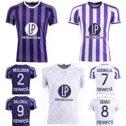 Vereinsmannschaft 23-24 Toulouse 19 MAGRI Fußballtrikot 9 DALLINGA 2 NICOLAISEN 7 ABOUKHLAL 20 SCHMIDT 50 RESTES 6 COSTA 17 SUAZO SIERRO DESLER CASSERES JR Fußballtrikot-Kits