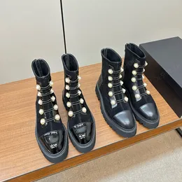 En kaliteli tıknaz platform inci düğmesi ayak bileği botları fermuarlı ayakkabılardan sonra deri şövalye botları boncuklu toka alçak topuk moda botları motosiklet lüks tasarımcılar botlar