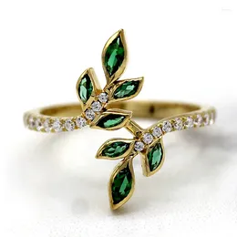 Cluster-Ringe Huitan Fashion Leaf Design Fingerring Dame Täglich tragbarer Schmuck mit schillernden Zirkonia Stilvolle Frauen Verlobungszeremonie