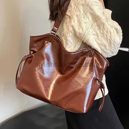 Bolsos de hombro Bolsos Bolso de diseñador de lujo para mujer 2023 Otoño Nuevo Popular Bolso de hombro de cuero suave Bolso retro de gran capacidadstylishhandbagsstore