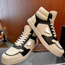 Scarpe eleganti da uomo di design di lusso in centro Autunno Nuovo segno del triangolo di marca Scarpe da ginnastica alte in pelle con lacci Fondo piatto Antiscivoli Scarpe casual da uomo di moda