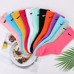 NK-2047 Homens e mulheres meias de moda Letras de meias respiráveis ao ar livre Meias de algodão puro Long Sports Color Solid 3 Pars/Set