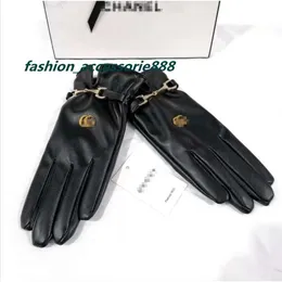 Женские перчатки Дизайнерские кожаные перчатки с пятью пальцами Мужские модные перчатки Плюшевый сенсорный экран из овчины Роскошные зимние теплые перчатки Handschuhe