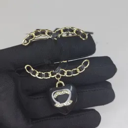 Lyxkvinnor Designer Brand Letter Brosches 18K Guldpläterad inlay Crystal Rhinestone smycken Handgjorda läderbroscher Män gifta sig bröllopsfest