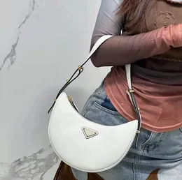 Lujos Triángulo Media Luna Bolsa de hombro Moda Cuero genuino Bolsos de axila Baguette Zip Hobo Monedero Smooth Becerro Cuero Crossbody Embrague Tote