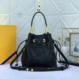 Nova bolsa feminina de luxo Neonoe BB Studs bolsa de ombro com chaves de ouro ousadas carteira com alça de transporte superior em couro de vaca preto bolsa de compras com bolso grande