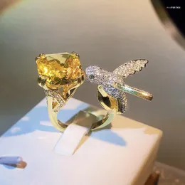 Bröllopsringar Söt kolibri Grupp Set Zircon Light Luxury Design Ring Women's Creative Animal Jewelry Birthday Present