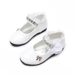Sneakers Flower Girls Buty Sprężyna jesienna księżniczka koronkowa skórzana buty śliczne Bowknot Rhinestone na 3-11 wieków Buty maluchowe 231024