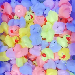 Giocattoli per il bagnetto Macaron Anatra di gomma stridula Duckie Giocattoli da bagno galleggianti Baby Shower Giochi d'acqua per piscina Giocattoli per feste Regali Ragazzi Ragazze 231026