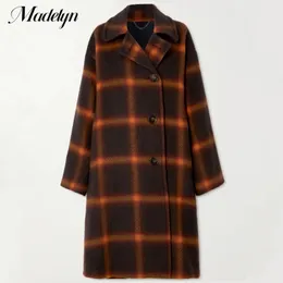 Kvinnors ull blandar Autumn Winter Plaid Trench Coat Kvinnor Långt Kontrollera Polyester Vindbrytning Tjock Lovar Lapel Overcoat Kvinna 231025