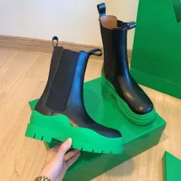 Kadın lastik chelsea botlar Martin ayak bileği tasarımcısı kalın dip duman boru siyah yeşil kauçuk dış taban lüks deri dalga renkli kış orta patik