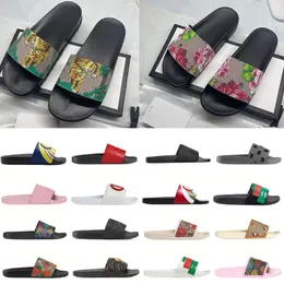 Pantoufles de créateurs Hommes Femmes Mode Classique Plat Summer Beach Chaussures En Cuir Caoutchouc Plat Floral Diapositives Sliders Grandes Tailles 36-45