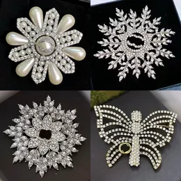 Броши булавки Broche Designer Brooch Brand Письмо Женское хрустальное золото, покрытая булочкой, костюма для брушков свадебное платье для вечеринки, драгоценный подарок