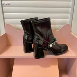 Modedesigner Women Boots Capahutta 6,5 cm High Heels Stiefel Italien Populäre runde Zeh Schwarz weiße Leder Perlen -Knöchelkette, die klobige Ferse Short Bootie 02