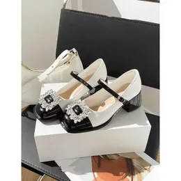 Tacones gruesos de estilo francés, zapatos Mary Jane, temperamento de diamantes de imitación para mujer, tacones altos, estilo pequeño y fragante, hebilla de una línea, zapatos individuales de corte poco profundo 231026