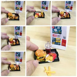 مطابخ تلعب الطعام الجديد 1 مجموعة 1/6 Scale Dollhouse Miniature Hamburger Mini Fried Chips Coke Coke Fast Food for Doll House Kitchen Play AssociationL231026