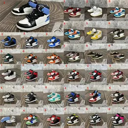 Mini 3D Stereo Sneaker Keychain Basketball Shoes Key Holder Män män Kids Key Ring Gift Luxury Shoes Keychains Car Handbag Key Chain Presents