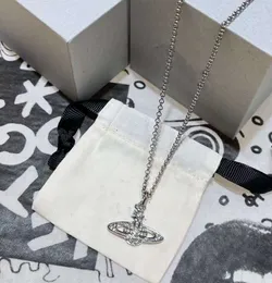 Hänge halsband designer brev vivian chokers lyx kvinnor mode smycken metall pärlhalsband cjeweler westwood med ruta 58ESS148759