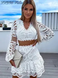 Grundlegende Freizeitkleider Spitze Stickerei aushöhlen Frauen Anzug Eleganter V-Ausschnitt Puffärmel Crop Top Rüschen Minirock 2-teiliges Set Sommer Damen Outfit T231026