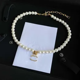 Pendanthalsband Luxury Brand Designer Pendants aldrig bleknar Pearl Crystal 18K Guldpläterad rostfritt stål Brev Choker Q231026