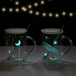 Tazze 480ml Glow In The Dark Tazza in vetro Tazza da caffè Trasparente con coperchio e cucchiaio Acqua Succo Latte Tè Ufficio Casa Bicchieri 231026