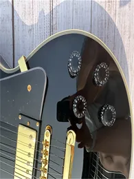 Maßgeschneiderte E-Gitarre aus schwarzem Caston. Importiertes Holz, goldenes Zubehör