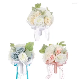 Dekorativa blommor Vackra bröllopsbukett konstgjorda rosor för brudbrudtärnor skapar en romantiskatmosfär i bröllopshuset