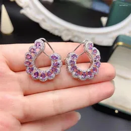 Ohrstecker im Stil von 925er Silber mit eingelegtem natürlichem Amethyst. Die elegante Atmosphäre der Damen unterstreicht den Charme