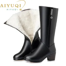 Botas aiyuqi mulheres botas de inverno couro genuíno feminino motocicleta tamanho grande 3543 lã quente 231026