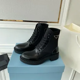 Boots. The same model as the "Dream City" popular on the early spring runway show, can be used in important occasions, with a refreshing and luxurious feeling,