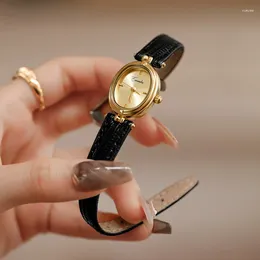 腕時計ヴィンテージの小さな正方形の時計ファッショナブルな文学女性のダイヤルライトラグジュアリーベルト女性の女性時計