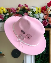 Szerokie brzegowe czapki kreskówka metalowa plaster różowy fedora kapelusz nieregularne akcesoria regulowane unisex filc jesienne zima 231027