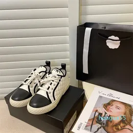 Scarpe casual da donna in tela ricamata con cuciture bianche e nere