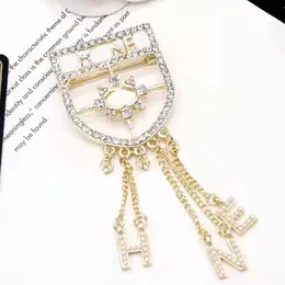 Designer Brosch Pin Broche Fashion har Cgletter Gold Plated Sier Crystal Pearl Women Brand Letter Brosches Pins Romantic Par Gift666