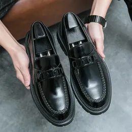 Lefu Shoes Men Pu Round Head厚い靴底のトレンドメタルバックル装飾クラシック汎用スタイル