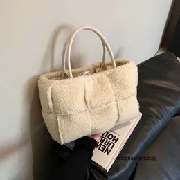 Bolsa de designer com logotipo mãe e filho grande capacidade bolsa de pelúcia portátil bolsa de ombro feminina de cabelo de cordeiro na moda textura de inverno versátil bolsa de pelúcia