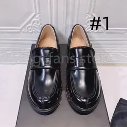 Designer kvinnor loafer skor mode stövlar med metallbokstäver vårens höstloafers för kvinnliga gåvor