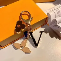 Keychain letter V Brand Designer Mens Luxury Car Keyring Womens Buckle Keychains Handmade Leather Men Women Bag ornament pendant Top quality 4 styles optional