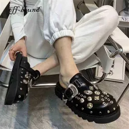 بيع Sandals Summer Women Shoes Punk Metal Rivet Charms Black Pu Gules Slip on Outdoor Platfor