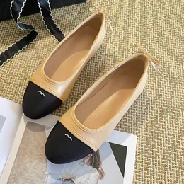 Luxury Designer Women Dress Shoes Autumn New Metal Letter Heel Bow Brand Ballet Flats Desig Shoe äkta läder Stor sula platt botten non glides lamer casual sko