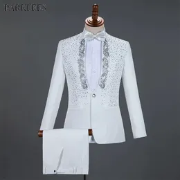 Abiti da uomo Blazer bianchi Cristalli scintillanti Ricami Abiti da uomo con pantaloni Abito da sposo smoking da sposa Uomo Colletto alla coreana Costume di scena Homme Mariage 231027