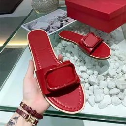 Högkvalitativa kvinnors tofflor sommar lyxig designer mode platt spänne sandaler namn märke skor hotell komfort en linje mjuk drag strand flip flop box