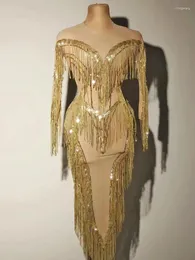 ステージウェアセクシーなゴールデンフリンジ透明ガーゼの女性ドレス長袖不規則なヘムラインパーティークラブ歌手ダンスコスチューム