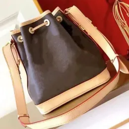 2021 Berömda kvinnor Bag Klassisk högkvalitativ kvinnor handväska med serienummer stor kapacitet axel tygpåsar dag koppling handväska