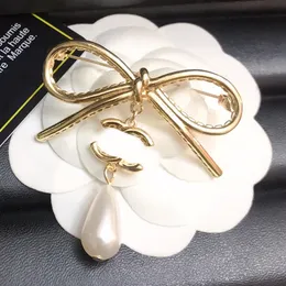 Desinger broszka garnitur pin perłowe broszki słynne marka kobiet liter mody kryształowy biżuteria