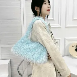Lady Evening Bags Hot Selling Autumn and Winter Plush Påsar för kvinnors nya fashionabla mångsidiga godisfärg Portable Shoulder Tassel Bag