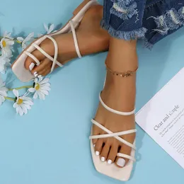 Kapcie kobiety sandały 2023 Summer biały płaski luksusowy swobodny ślubne buty ślubne pasek plażowy rzymski pantofel